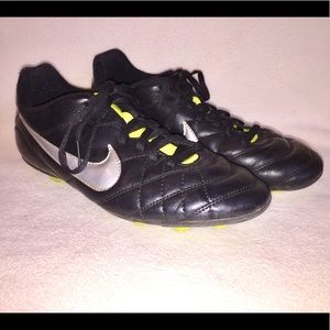 Nike Black Youth Size Shoes Rubber Cleats